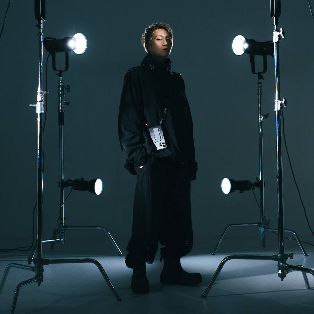 Apple iPhone 16 Pro Uyumlu Kılıf Skinarma Magsafe Şarj Özellikli Teknoloji Desenli Standlı Helio Kapak - 7