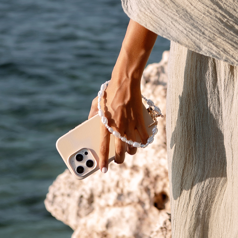 Apple iPhone 16 Pro Uyumlu Kılıf Magsafe Şarj Özellikli Soft Arka Yüzey Askı İpli Coehl Muse Kapak - 15