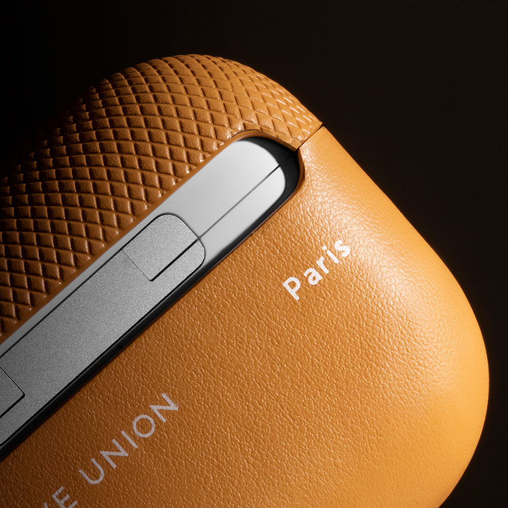 Apple AirPods Pro 2 Kılıf Qi M-Safe Şarj Özellikli Native Union RE Classic Serisi Suni Deri Kapak - 2