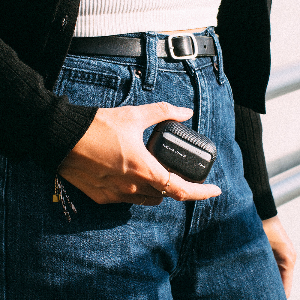 Apple AirPods Pro 2 Kılıf Qi M-Safe Şarj Özellikli Native Union RE Classic Serisi Suni Deri Kapak - 4